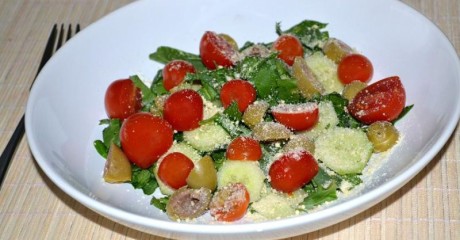 САЛАТА С КИСЕЛЕЦ, ЧЕРИ И ПAРМEЗАН