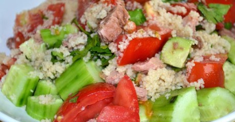 САЛАТА С ДОМАТИ, МАГДАНОЗ, КУСКУС И РИБА ТОН