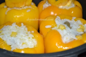 пълнени чушки с ориз, маслини и царевица