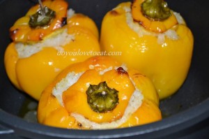 пълнени чушки с ориз, царевица и маслини