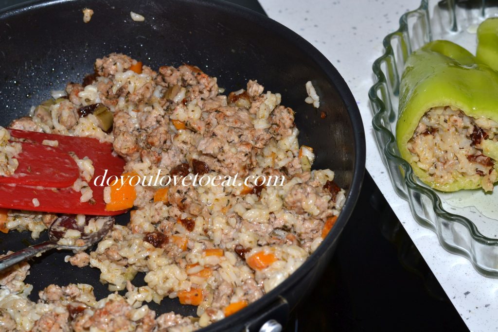 Пълнени чушки с кайма, ориз и сушени домати